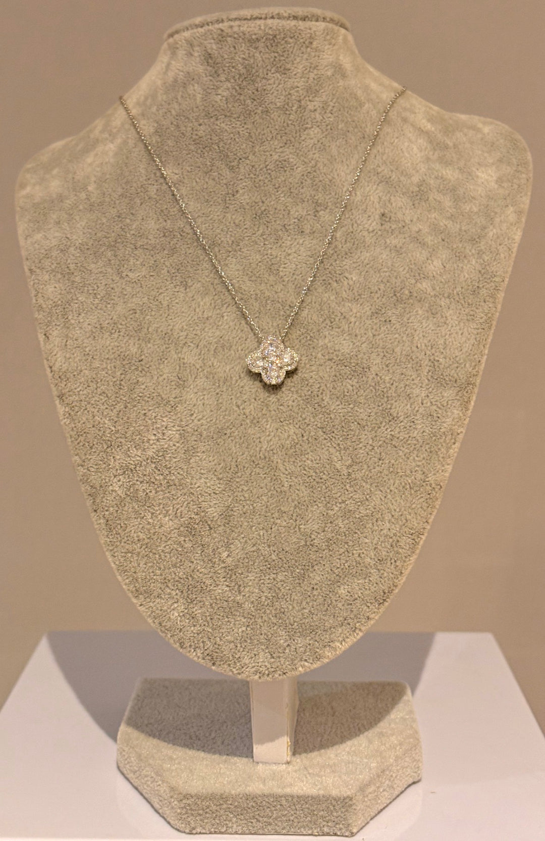 Aria sparkle clover necklace