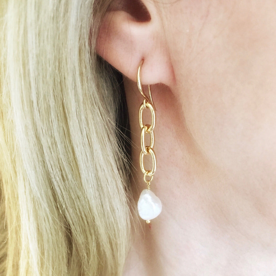 Muse link freshwater pearl earrings