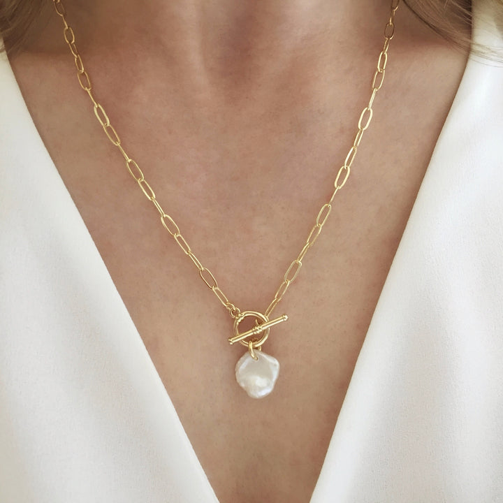 Amphitrite freshwater pearl toggle necklace